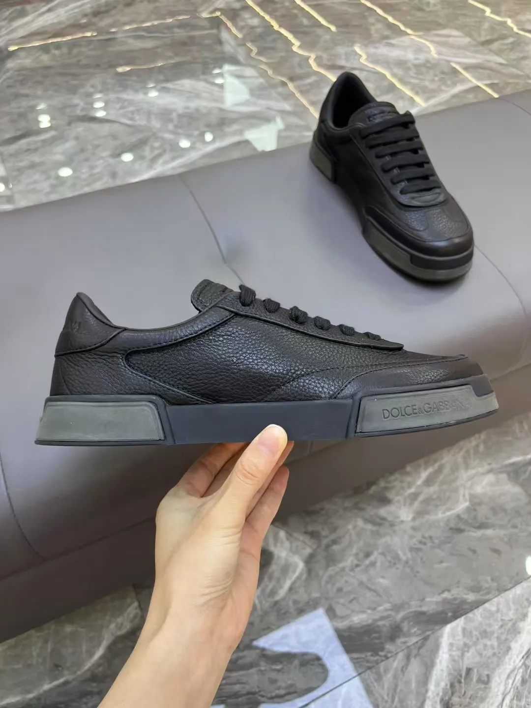 Men's shoes 💰460 [New style] 🐝🐝⚠️[DG] ⚠️High grade, top craftsmanship ⚠️Men's casual style, regular size 39 to 44 (45 can be customized ⚠️D &G Fashionable and casual style, unique design style! Fully original single-layer calfskin hollow design, inner calfskin latex back foot! Exclusive for summer! Original TPU outsole! Look at the details of the quality, and it can stand up to all kinds of tests!